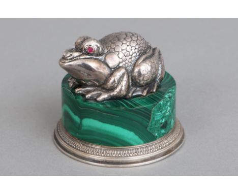 Silber Froschfigur (Paperweight) auf Malachitsockel in der Art Fabergé - vollplastische Figur eines hockenden Frosches mit Au