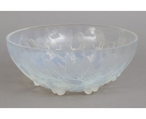 RENÉ LALIQUE (1860-1945) Glasschale ¨Misteln¨ - Entwurf aus dem Jahr 1921, Modell ¨Coupe No.1, 3224¨, opalisierendes Glas mit