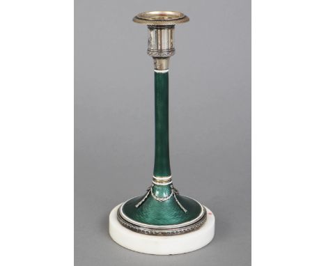 Silber Kerzenleuchter mit Emaille in der Art FABERGÉ - wohl Russland um 1900, schlanker Schaft auf Rundstand, Vasentülle, grü