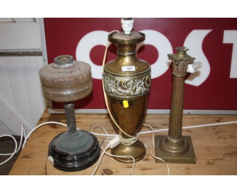 A BRASS COLUMN TABLE LAMP TOGETHER WITH TWO OTHERS, A/F