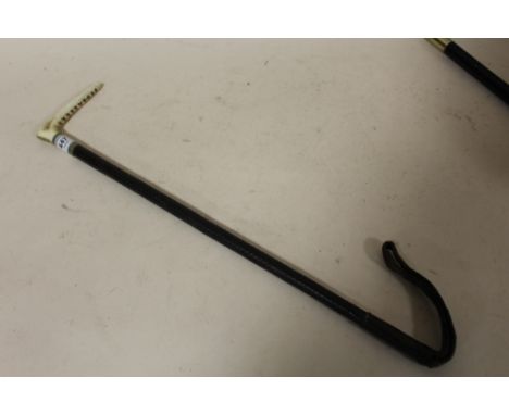 A HORN HANDLED VINTAGE LEATHER RIDING CROP 
