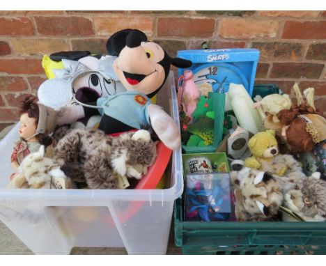 A BOX OF MODERN TOYS AND HOUSEHOLD ITEMS TOGETHER WITH A SELECTION OF NEW AND VINTAGE SOFT TOYS TO INCLUDE A VINTAGE TALKING 