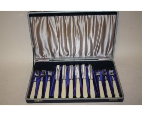 A CASED HALLMARKED SILVER TWELVE PIECE CUTLERY SET