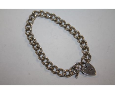 A BIRMINGHAM HALLMARKED SILVER LOVE HEART LINK B BRACELET - APPROX 25G