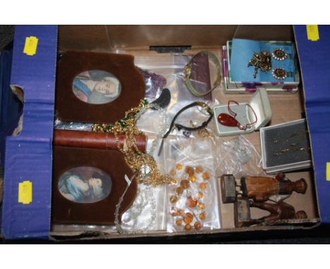 A TRAY OF COLLECTABLES TO INCLUDE OVAL PORTRAIT PRINTS, COSTUME JEWELLERY ETC. 