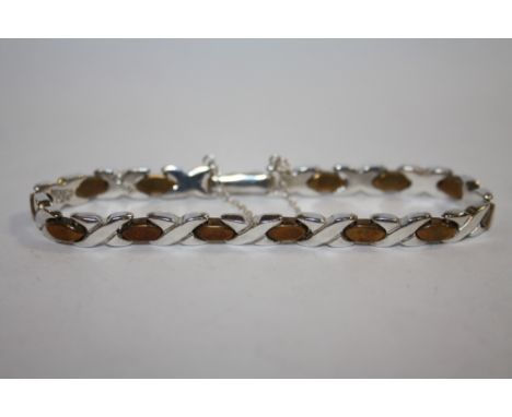 A VINTAGE HALLMARKED SILVER 'X' DESIGN BRACELET - APPROX 23G