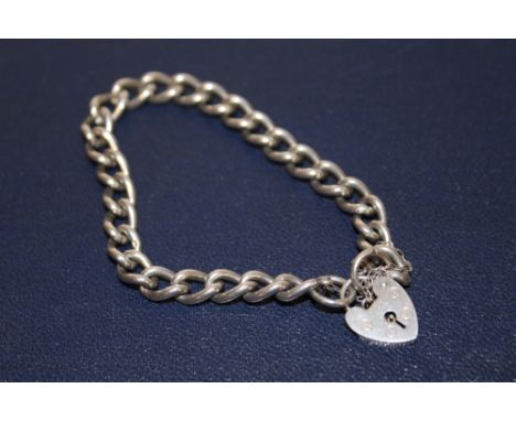 A VINTAGE LONDON HALLMARKED SILVER LOVE HEART LINK BRACELET - APPROX 25G