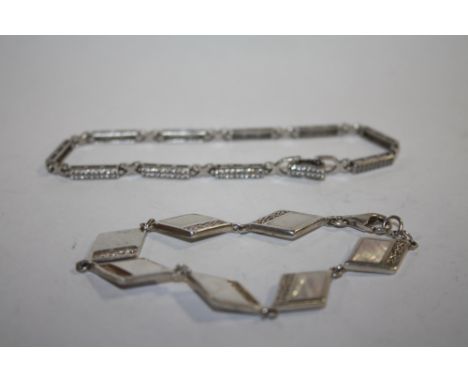 A VINTAGE SILVER MOTHER OF PEARL BRACELET TOGETHER WITH A SILVER TENNIS BRACELET - APPROX 18G