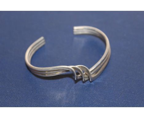 A VINTAGE SILVER RETRO DESIGN BANGLE - APPROX 24G