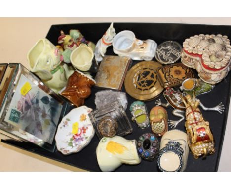 A BOX OF COLLECTABLES TO INCLUDE VINTAGE POWDER COMPACTS, ANIMAL SHAPED TRINKET BOXES, GLASS INKWELL ETC.