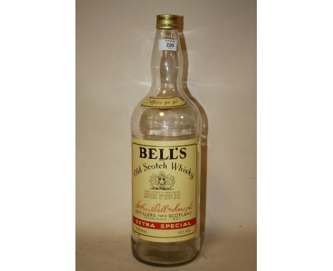 A LARGE BELL'S OLD SCOTCH WHISKY BOTTLE, H 50 CM