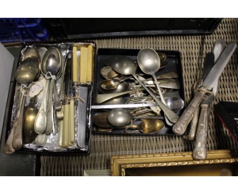 A COLLECTION OF ASSORTED FLATWARE TO INCLUDE ANTIQUE HALLMARKED SILVER TEASPOON ETC.