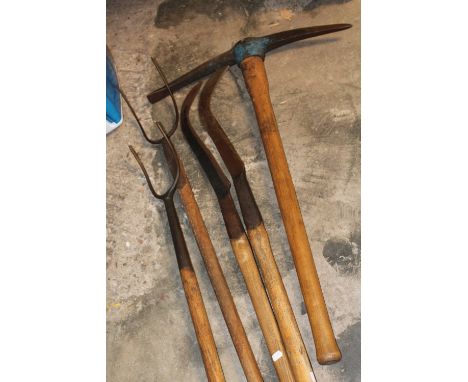 A SMALL SELECTION OF VINTAGE TOOLS TO INCLUDE A PICKAXE, HAY FORKS ETC PLUS A STRIMMER