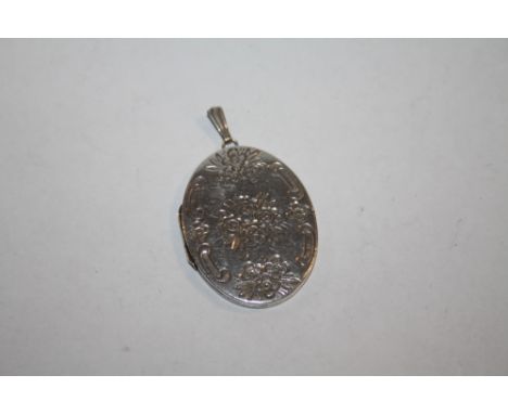 A VINTAGE BIRMINGHAM HALLMARKED SILVER FLORAL LOCKET - APPROX 12G