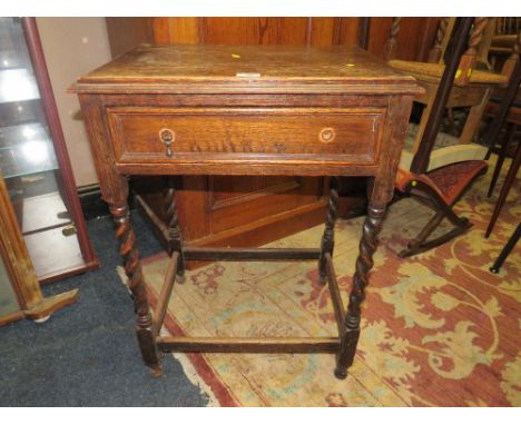 A VINTAGE OAK BARLEYTWIST SIDE TABLE WITH SINGLE DRAWER W-57 CM
