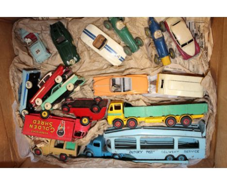 A COLLECTION OF VINTAGE DIECAST DINKY TOY CARS TO INCLUDE A GOLDEN SHRED EXAMPLE