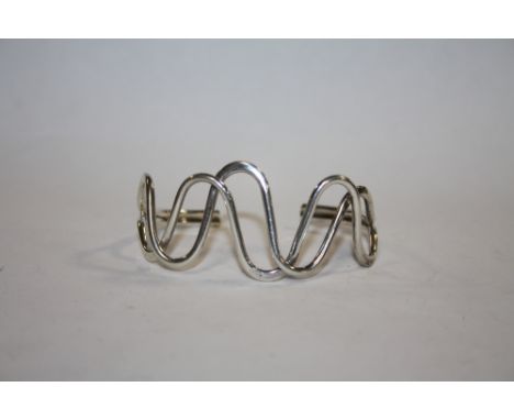 A VINTAGE SILVER RETRO DESIGN BANGLE - APPROX 22G