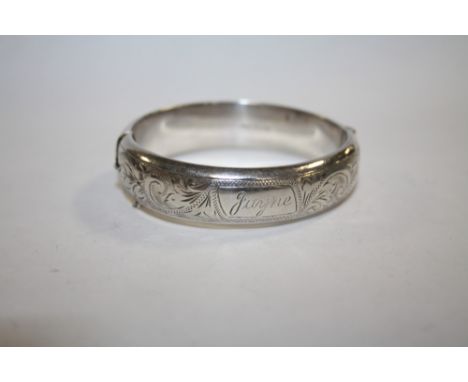 A BIRMINGHAM HALLMARKED RETRO STYLE SILVER BANGLE - APPROX 24G