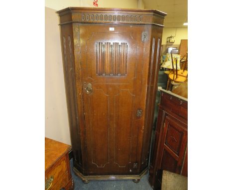 A VINTAGE OAK LINENFOLD HALLROBE H-181 W-96 CM