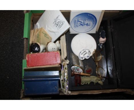 A BOX OF COLLECTABLES TO INCLUDE GOEBEL AND LLADRO PLAQUES, VINTAGE SPECTACLES ETC. 