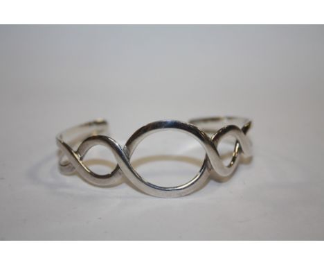 A VINTAGE SILVER LOOP DESIGN BANGLE - APPROX 18G