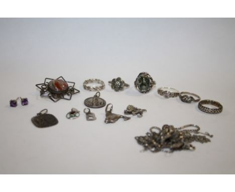 A BAG OF STERLING SILVER AND WHITE METAL JEWELLERY TO INCLUDE A POLISHED AGATE STAR SHAPED BROOCH, SILVER RINGS ETC.