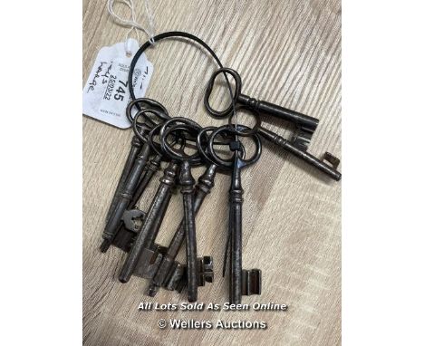 SELECTION OF 10 ASSORTED VINTAGE KEYS