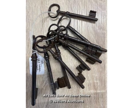 SELECTION OF 10 LARGE VINTAGE KEYS