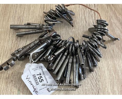 LARGE BUNCH OF APPROX 60 VINTAGE KEYS 