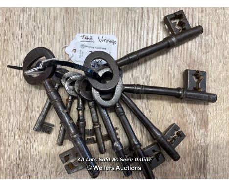 SELECTION OF 10 LARGE VINTAGE KEYS