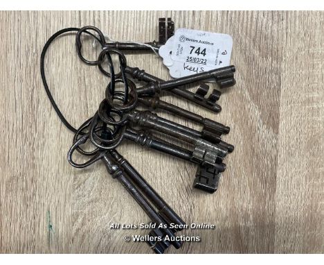 SELECTION OF 10 ASSORTED VINTAGE KEYS