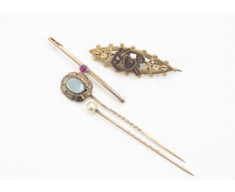 A ruby set bar brooch, a pearl stick pin, 9ct gold brooch and another golt stick pin, 5.6g (4) 