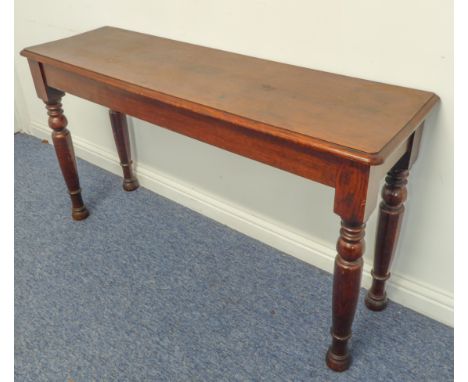 An oak console table in 19th century style, moulded top and turned tapering legs (137 cm wide x 40 cm deep x 76.5 cm high)