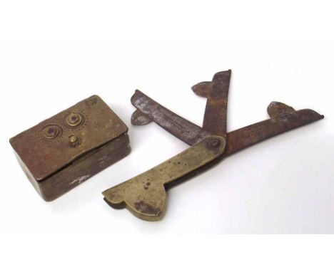 Brass combination snuff box, also a blood letting knife. Condition report: see terms and conditions
