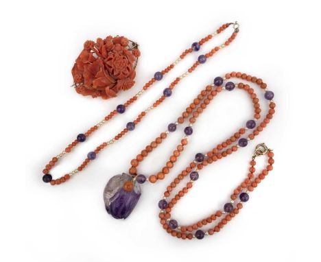 λ A single row coral, seed pearl and amethyst bead necklace, suspending a carved amethyst netsuke depicting a tiny bear climb
