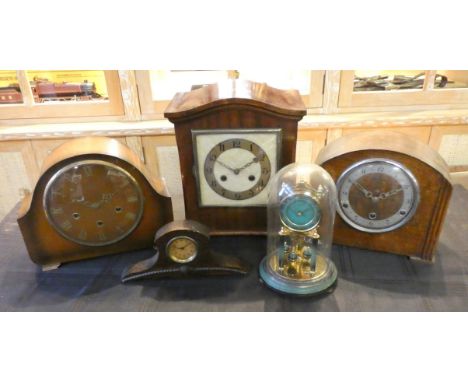 Four oak and mahogany cased clocks, mantle clocks together with an anniversary clock