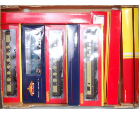 Ten various boxed Bachmann and Hornby 00 gauge coaches and tank wagons examples to include R4387 Diamond Pullman Bar Car, a B