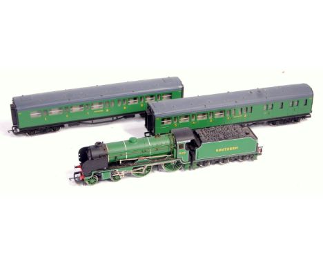 Hornby Southern malachite green 4-4-0 schools class engine and tender 'Stowe' (G) with 2 Maunsell coaches composite and brake
