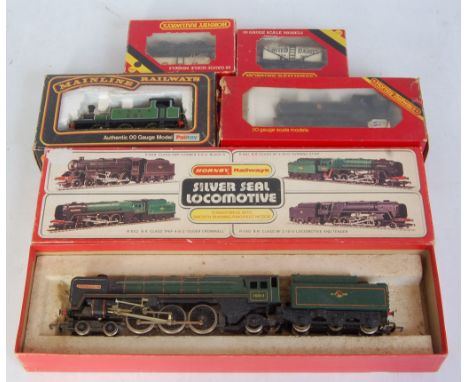 A Hornby R552 BR green 'Oliver Cromwell' engine and tender (would benefit from cleaning ) (FG-BG), R041 pannier tank engine, 