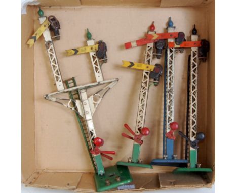 A small tray containing 4x Hornby electric signals including 1936-8 junction with green base, ladder and finials, red levers,