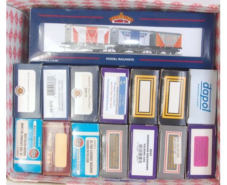 Twenty one mixed make wagons, Bachmann, Dapol, Airfix etc. all boxed (G)