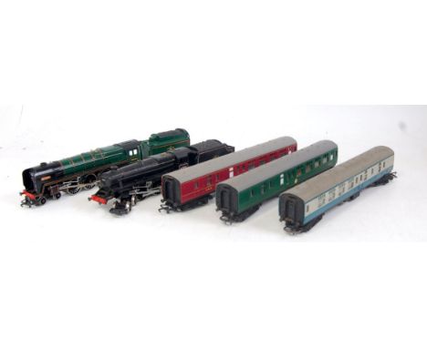 BR lined green 'Britannia' engine and tender (G), lined black class 5 engine and tender (G), 5 mixed livery BR Mk1 coaches (G