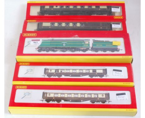 Hornby R2220 British Railways malachite green Battle of Britain class engine and tender No. 34081 '92 Squadron' (G-BG) togeth
