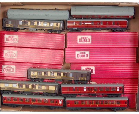 Ten Hornby Dublo plastic wheeled coaches, Pullman - 2 x Aries 2 x Car 79 all (E-BVG-E), 2 x 4075 pass brake, 2 x 4063 open 2n
