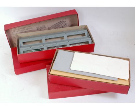 3 Hornby Dublo plastic construction kits 5005 engine shed, 5006 engine shed extension and 5085 surbuban station, all appear c
