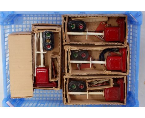 Tray containing five Sakai "O" gauge colour light signals in original boxes; 2 x 3 aspect, 3 x 2 aspect (G) near mint track c