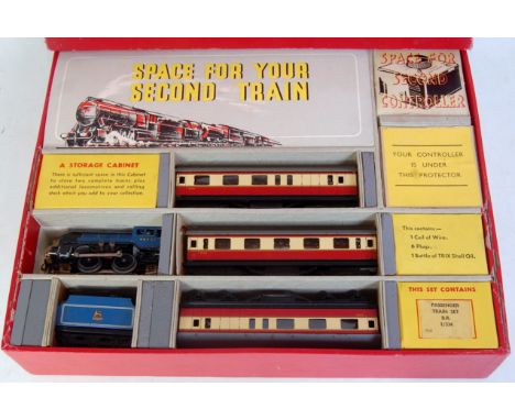 A Trix Twin Railway BR1/334 set box (lid detached) containing freelance 0-4-0 engine and tender, blue No. 46231 and 3 short r