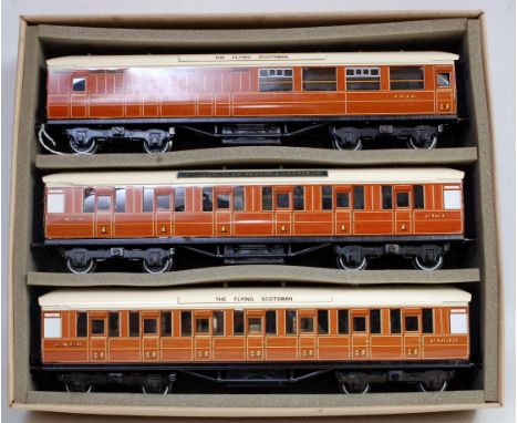 Ace Trains set of coaches LNER C/4 1st class, 3rd class and brake 3rd tank finish with "Flying Scotsman" coach boards (NM-BNM