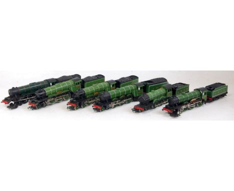 Tray containing LNER lined green class B12 engine and tender class B17 "Manchester United" engine and tender, 3 "Flying Scots