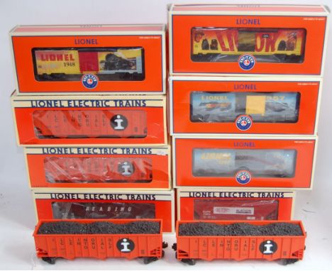 8 boxed and 2 unboxed Lionel freight cars, 6 hopper and 4 boxed cars (NM-BM)